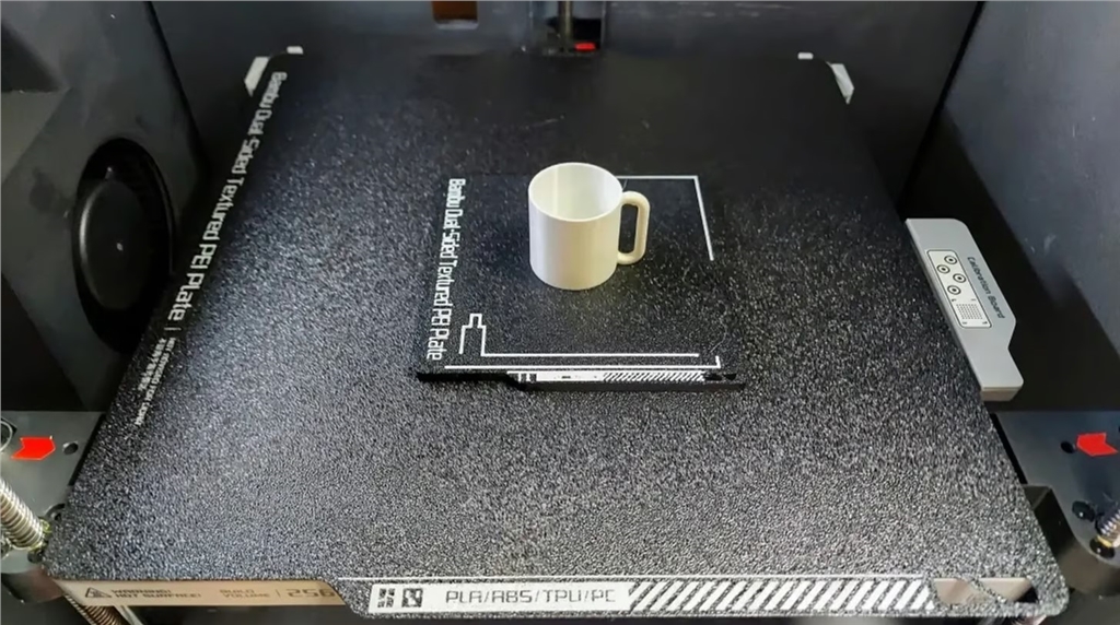 Bambu Lab 列印板上的 3D 列印構建板杯墊