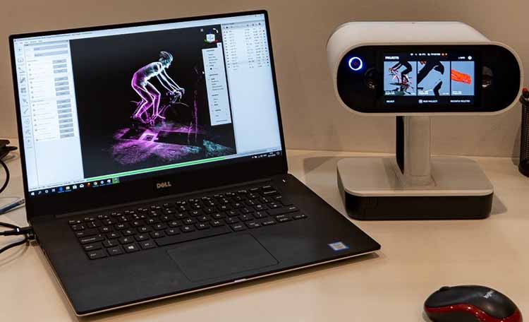 配備 Artec Studio 軟體的 Artec Leo 3D 掃描器在銀石賽道運動工程中心顯示騎士的掃描影像