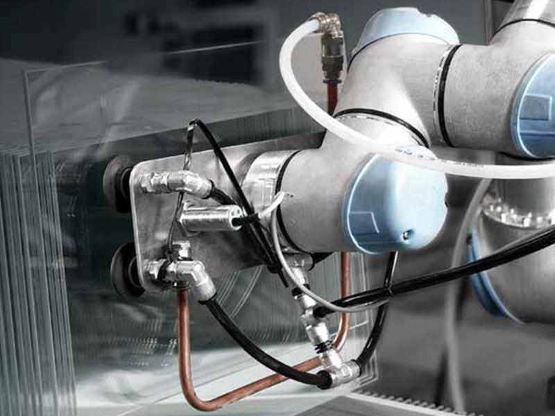 UR-robot-working